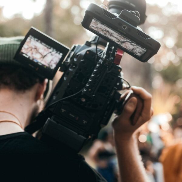 Camera on the shoulder of a cameraman - Kai Visuals on Unsplash