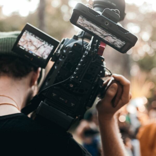 Camera à l'épaule - Kai Visuals, Unsplash